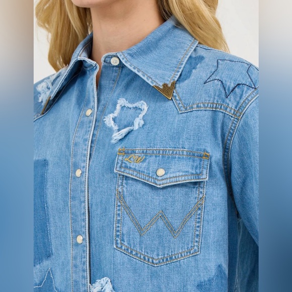 Wrangler x Lainey Wilson Starry Western Denim Snap Shirt - Picture 4 of 5